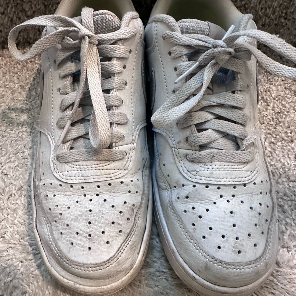 Women’s Classic White Low Top Nike Sneakers Sz 9